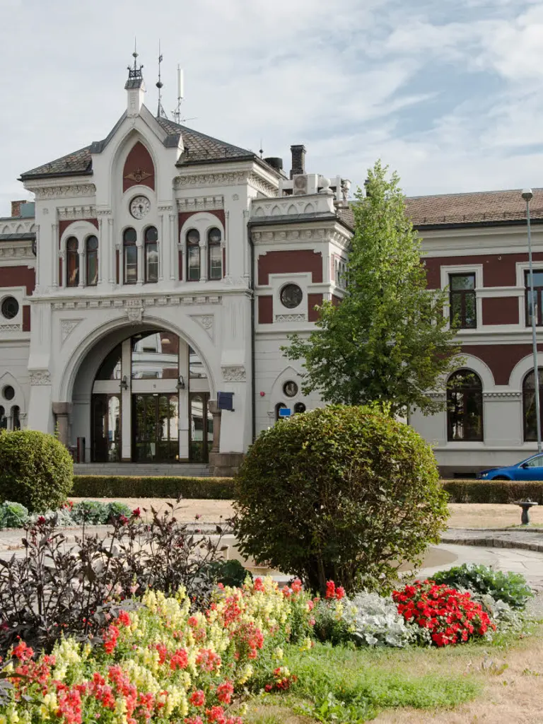 Hamar stasjon med klokketårn og hage.