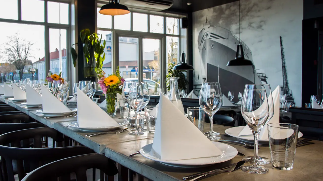 Dekket bord på Baltzer restaurant på Hotel Horten