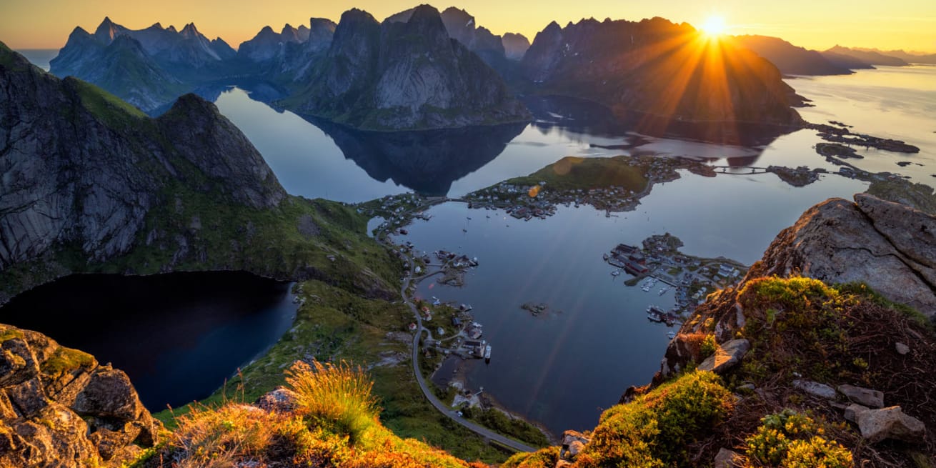 Hav og gjell i Lofoten i solnedgang.